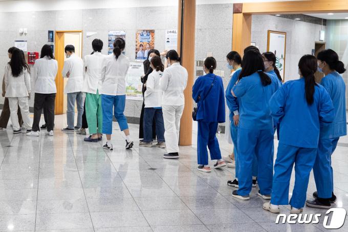 21일 서울시내 한 대학병원에서 의료진들이 점심식사를 위해 줄지어 서 있다.  2024.3.21/뉴스1 ⓒ News1 유승관 기자