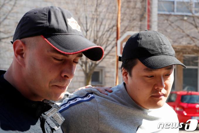 24일(현지시간) 몬테네그로 경찰이 권도형 테라폼랩스 대표를 연행하고 있다. ⓒ 로이터=뉴스1 ⓒ News1 박형기 기자