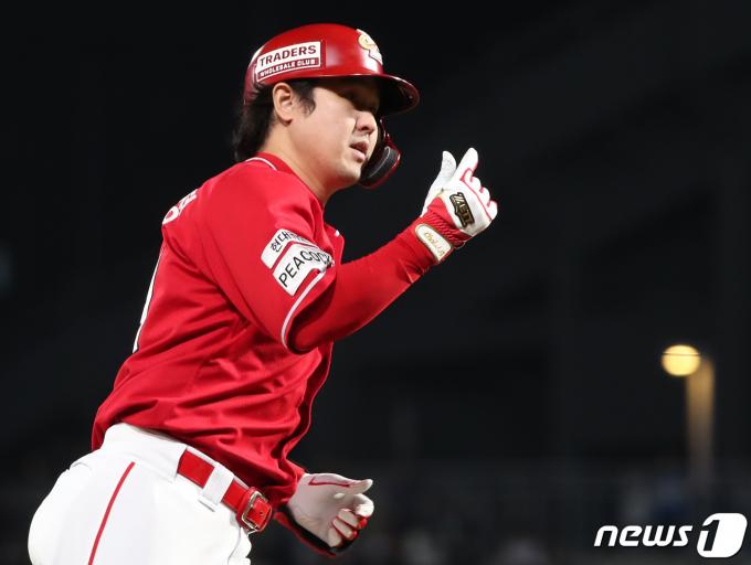 25일 오후 경남 창원NC파크에서 열린 프로야구 '2023 신한은행 SOL KBO 포스트시즌' 준플레이오프 3차전 NC 다이노스와 SSG 랜더스의 경기 2회초 2사 만루 상황 SSG 최정이 만루홈런을 친 뒤 세리머니를 하고 있다. 2023.10.25/뉴스1 ⓒ News1 윤일지 기자