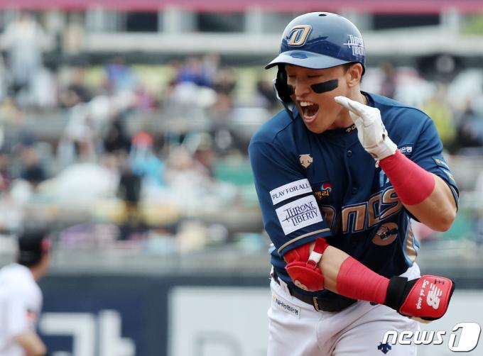 5일 오후 경기도 수원시 장안구 조원동 수원KT위즈파크에서 열린 프로야구 '2023 신한은행 SOL KBO 포스트시즌' 플레이오프 5차전 kt 위즈와 NC 다이노스의 경기, NC 손아섭이 5회초 1사 3루에서 적시타를 친 뒤 포효하고 있다. 2023.11.5/뉴스1 ⓒ News1 김진환 기자