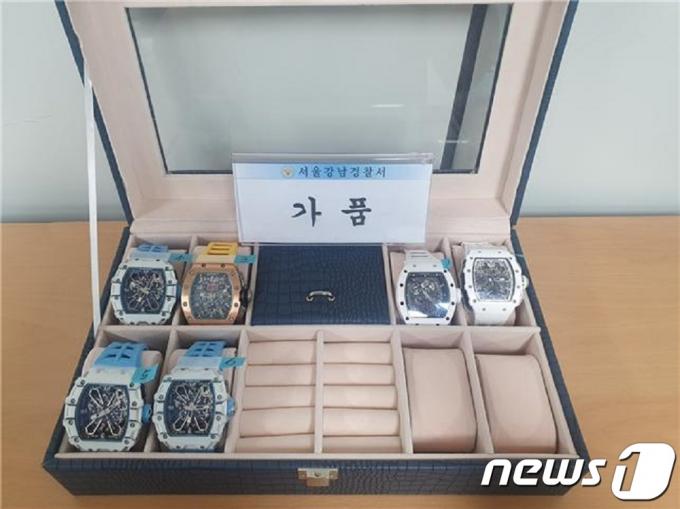 진품 리차드밀 시계 5점(시가 36억 원 상당)을 밀수입한 태국인 A씨를 관세법 및 특정범죄가중법 위반 혐의로 검찰에 불구속 송치하고, 태국으로 도주한 공범 태국인 B씨를 지명수배했다고 18일 밝혔다. 이들의 범죄 행각은 서울 강남구 신사동의 한 매장으로부터 시계 판매를 약속한 태국인이 시가 40억 원 상당의 가짜 리차드밀 시계 6점을 가져와 판매하려 한다는 내용의 112신고가 접수되면서 드러나기 시작했다. 사진은 가품 시계. (서울세관 제공) 2024.1.18/뉴스1
