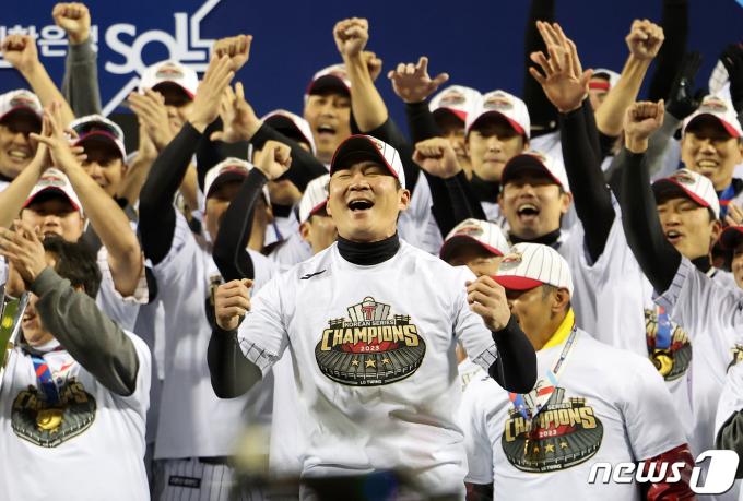 13일 오후 서울 송파구 잠실야구장에서 열린 프로야구 '2023 신한은행 SOL KBO 포스트시즌' 한국시리즈 5차전 LG 트윈스와 kt 위즈의 경기에서 LG 트윈스가 6대2로 승리하며 우승을 차지했다. 2023.11.13/뉴스1 ⓒ News1 김진환 기자