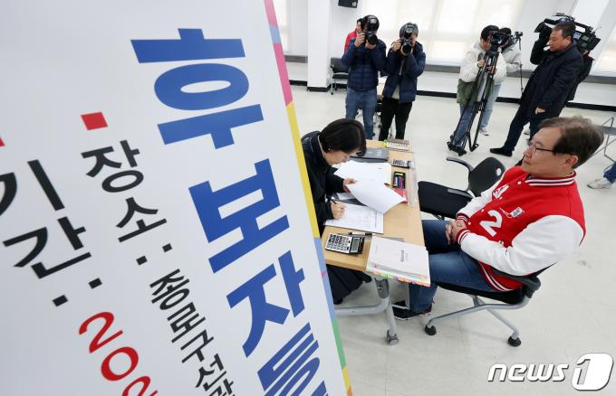 서울 종로구 서울시선거관리위원회에서 서울 종로에 출마한 최재형 국민의힘 후보가 등록을 하고 있다. 2024.3.21/뉴스1 ⓒ News1 이동해 기자