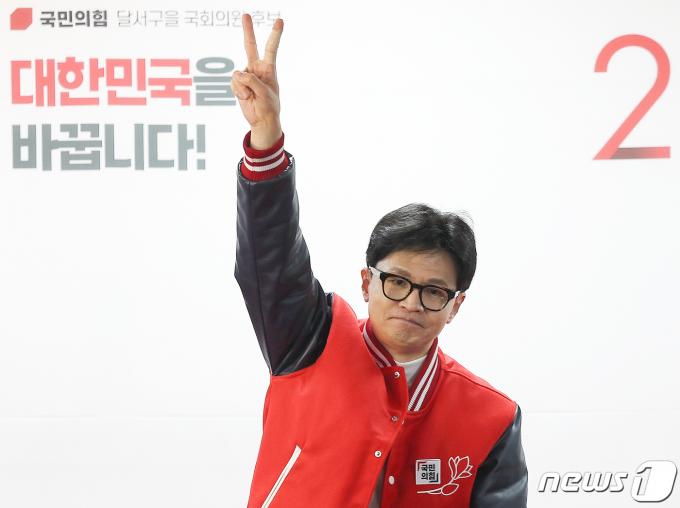 한동훈 국민의힘 총괄선대위원장이 21일 대구 달서구 윤재옥 대구 달서구을 후보 선거사무실 개소식을 찾아 손을 들어 올리고 있다. (공동취재) 2024.3.21/뉴스1 ⓒ News1 송원영 기자