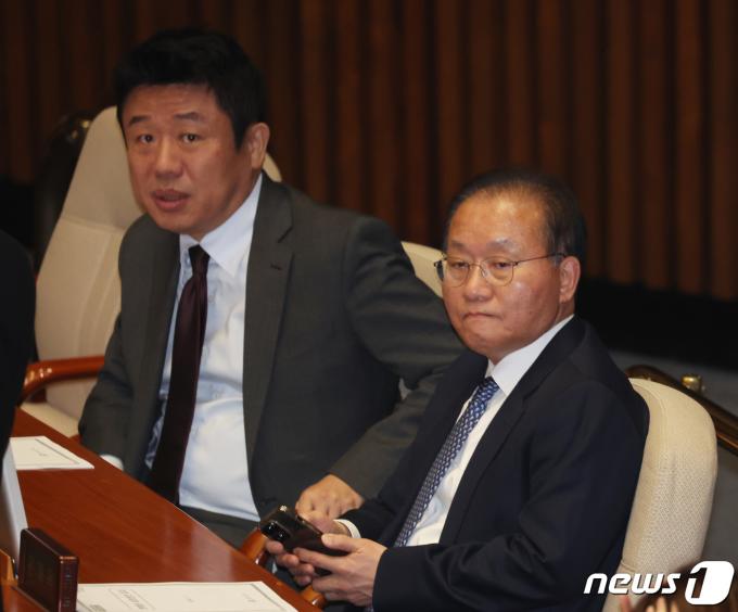 윤재옥 국민의힘 원내대표가 1일 서울 여의도 국회 본회의장에서 열린 제412회국회(임시회) 제2차 본회의에서 심각한 표정으로 의원들과 대화를 하고 있다. 2024.2.1/뉴스1 ⓒ News1 송원영 기자