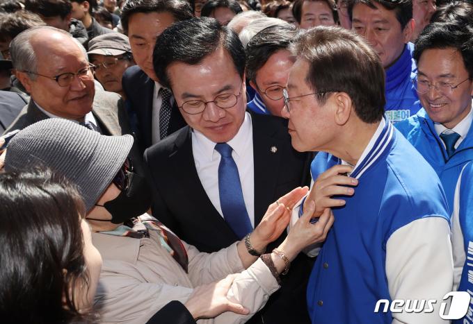 이재명 더불어민주당 상임공동선대위원장이 21일 광주 전남대 후문 상가 밀집지역을 방문, 거리 인사를 하던 도중 지지자에게 테러로 인한 목 상처를 보여주고 있다. (공동취재) 2024.3.21/뉴스1 ⓒ News1 김태성 기자
