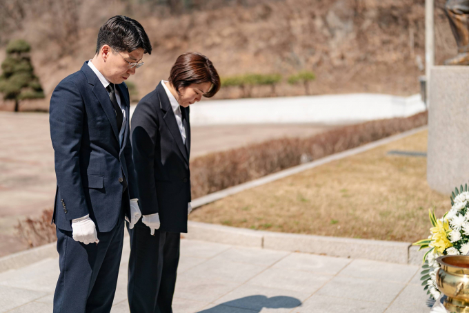 국회의원 후보 등록을 마치고 첫 공식 일정을 시작한 이형섭 후보와 전희경 후보가 자일동에 위치한 현충탑을 찾아 참배하고 있다. /사진제공=이형섭 선거캠프