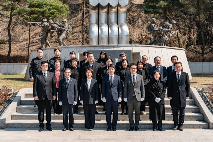 전희경(앞줄 왼쪽 세번째)·이형섭(앞줄 왼쪽 네번째) 후보와 함께 의정부시 현충탑을 참배한 국민의힘 의정부시 갑·을선거구 주요 당직자들이 '원 팀' 정신으로 22대 총선에서 승리할 것을 다짐하고 있다. /사진제공=이형섭 선거캠프 