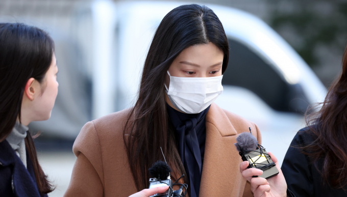 입시비리 혐의로 재판에 넘겨진 조국 조국혁신당 대표(전 법무부장관)의 딸 조민 씨의 1심 선고가 오늘 나온다. 사진은 지난 1월 서초구 서울중앙지방법원에서 열린 1심 2회 공판에 출석한 입시 비리 혐의로 기소된 조국 전 법무부 장관 딸 조민 씨. /사진=뉴스1