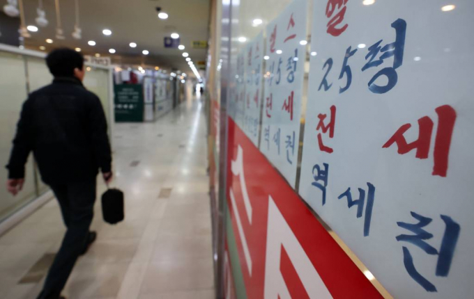 지난달 기준 최근 3개월 동안의 전국 연립·다세대주택 전세가율이 평균 71.7%로 집계됐다. 사진은 서울시내 한 공인중개업소. /사진=뉴스1