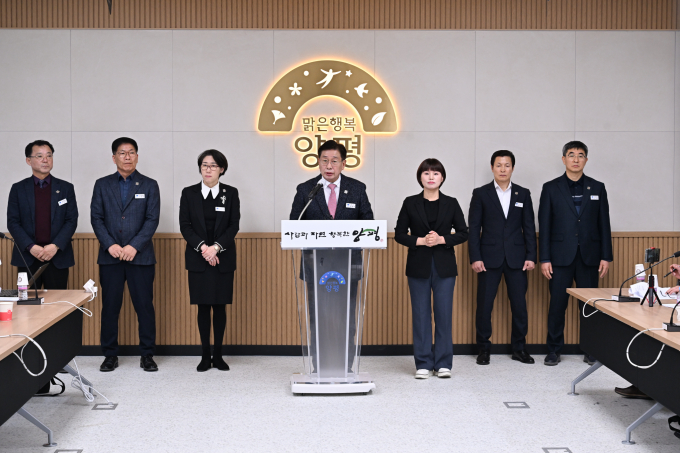 전진선 양평군수(가운데)가 21일 기자회견에서 민·관 협력을 통한 지역 경제 활력 방안을 발표하고 있다. /사진제공=양평군