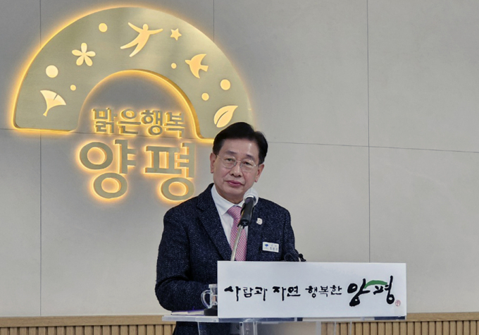 전진선 양평군수가 기자회견 후 기자 질문을 듣고 있다. /사진=이건구 기자