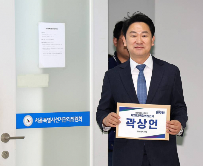 곽상언 더불어민주당 후보가 '노무현 비하' 발언으로 논란이 되고 있는 양문석 후보에 대해 언급했다. 사진은 제22대 총선 후보자 등록이 시작된 지난 21일 오전 서울 종로구 서울시선거관리위원회에서 후보자 등록을 하기 위해 이동하고 있는 곽상헌 후보. /사진= 뉴시스 