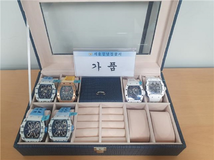 시가 40억원에 달하는 명품 시계를 짝퉁으로 바꿔치기 한 혐의로 기소된 일당들이 실형을 선고받았다. 사진은 범행으로 가로챈 리차드밀 시계. /사진=뉴스1(서울세관)