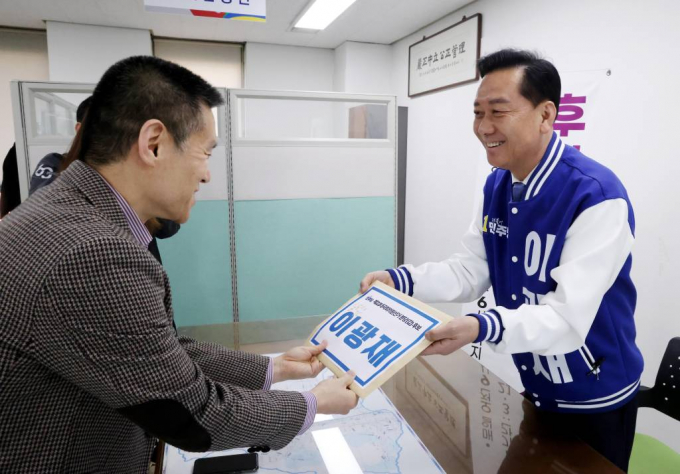 이광재 더불어민주당 후보가 조수진 후보가 사퇴한 서울 강북을에 박용진 의원은 쉽지 않을 것이라고 언급했다. 사진은 제22대 국회의원 선거 후보 등록 첫날인 지난 21일 오전 경기 성남시 분당구선거관리위원회에서 후보자 등록을 하고 있는 이광재 후보. /사진= 뉴시스 