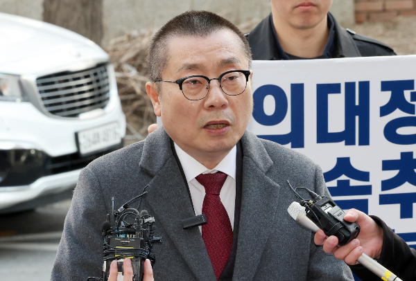 박명하 대한의사협회 비상대책위원회 조직강화위원장이 22일 서울 마포구 서울경찰청 공공범죄수사대에 출석해 다섯 번째 전공의 집단 사직 공모 혐의 관련 경찰 조사에 임한다. 박 위원장이 지난 20일 오전 서울 마포구 서울경찰청 광역수사단에서 전공의 집단 사직 공모 혐의 관련 조사를 받기 위해 출석하며 취재진 질문에 답하고 있다. /사진= 뉴시스