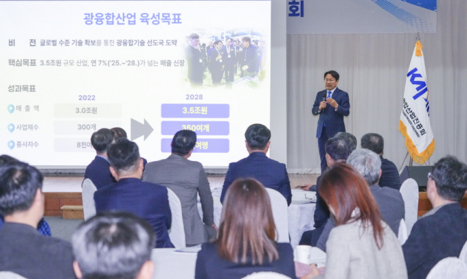 강기정 광주광역시장이 21일 오후 북구 광주테크노파크에서 열린 한국광융합산업진흥회 정기총회에 참석해 특강을 하고 있다./사진=광주시