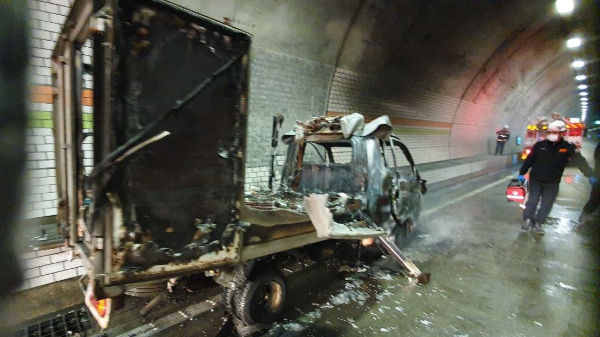 중부내륙고속도로 금사5터널에서 화재 사고가 발생해 1명이 숨졌다. 사진은 22일 오전 발생한 화재 사고 현장. /사진=뉴스1(경기소방재난본부 제공)