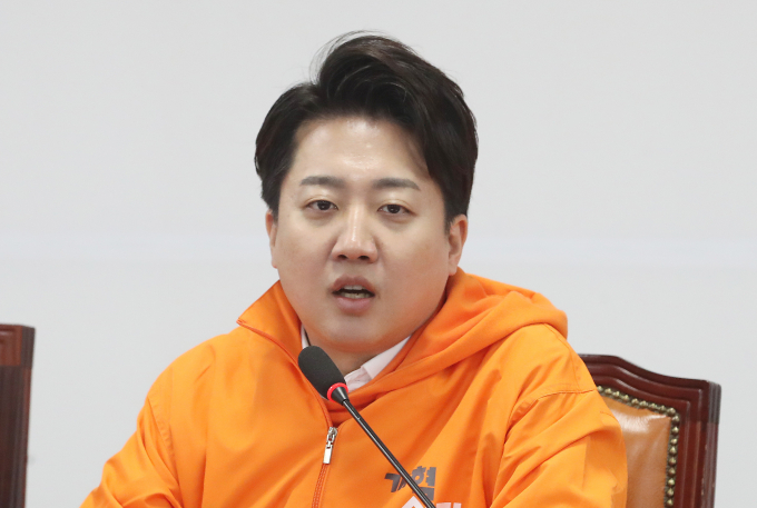 이준석 개혁신당 대표가 비례대표 후보 명단을 두고 양향자 개혁신당 원내대표와 갈등이 발생한 것에 대해 "오해가 풀렸서 함께 하기로 결정했다"고 말했다. 사진은 이 대표가 지난 20일 서울 여의도 국회에서 열린 최고위원회의에서 발언하는 모습. /사진=뉴스1