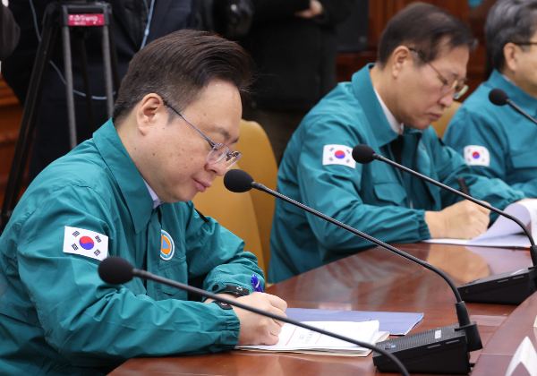 조규홍 보건복지부 장관이 의과대학 교수 집단 사직에 대비해 모든 자원을 총동원해 대책을 마련하고 있으며 의대 증원에 대해서는 재론의 여지가 없다고 못을 박았다. 조 장관이 22일 정부서울청사에서 열린 의사집단행동 중앙재난안전대책본부 회의에서 한덕수 총리 발언을 듣고 있다. /사진=뉴시스