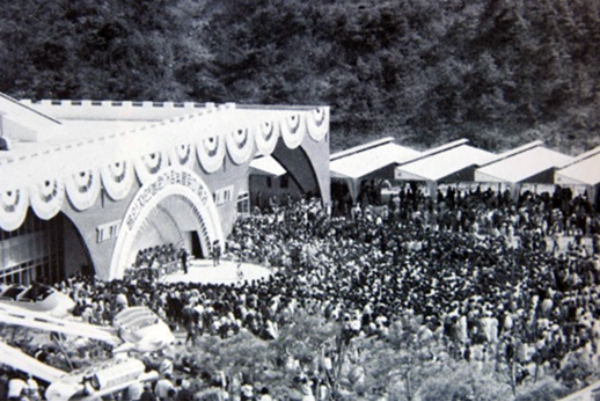 1976년 4월17일 에버랜드의 전신인 용인자연농원이 개장했다. 사진은 동양TV의 용인자연농원 개장기념축하공연을 보기 위해 야외공연장에 모인 관람객. /사진=삼성물산