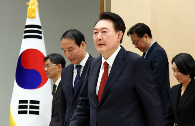 윤석열 대통령의 직무 수행 긍정 평가 비율이 전주 대비 2%포인트 하락한 34%, 부정 평가는 전주 대비 1%포인트 오른 58%를 기록했다. 사진은 윤 대통령이 지난 21일 서울 용산 대통령실 청사에서 주기환 대통령 민생특별보좌관에게 임명장을 수여한 뒤 환담장으로 향하는 모습. /사진=뉴시스