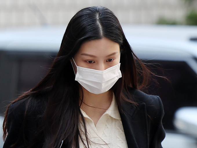 조국 전 법무부 장관의 딸 조민씨(33)가 입시 비리 혐의로 1심에서 벌금형을 선고받았다. 사진은 22일 오전 서울 서초구 중앙지방법원에서 열린 1심 선고공판에 출석하고 있는 조민. /사진=뉴시스