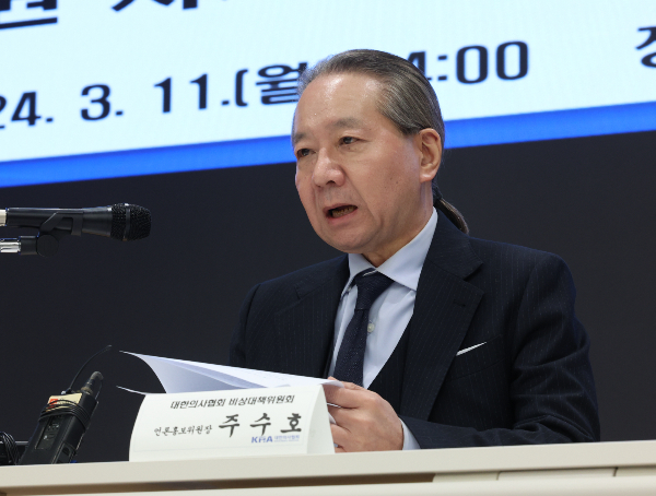 주수호 대한의사협회 비상대책위원회 언론홍보위원장이 지난 14일 서울 용산구 의협 회관 브리핑에서 정부의 비대면 진료 전면 확대 조치와 시니어 의사 모집은 의료 사태 해결에 도움 되지 않는 대책이라고 비판했다. 주 위원장이 지난 11일 오후 서울 용산구 대한의사협회에서 '의대정원 증원 저지를 위한 비상대책위원회 정례 브리핑'에서 발언하고 있다. /사진=뉴시스