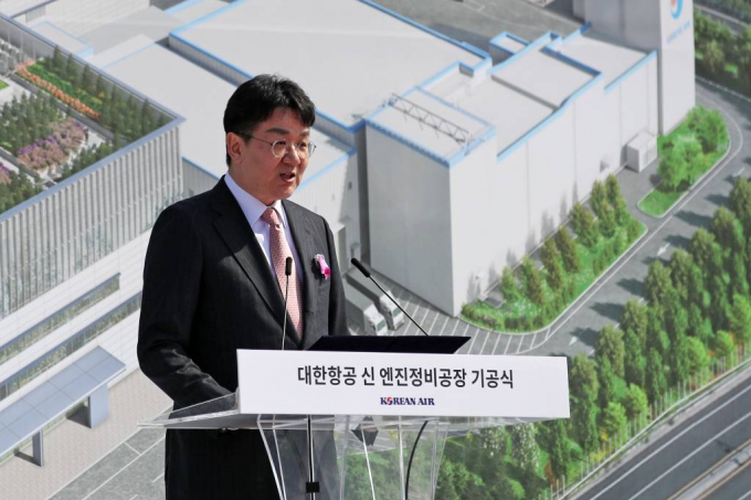 조원태 한진그룹 회장이 14일 인천 영종도 운북지구에서 열린 대한항공 신 엔진정비공장 기공식에서 기념사를 하고 있다.  2024.3.14/뉴스1