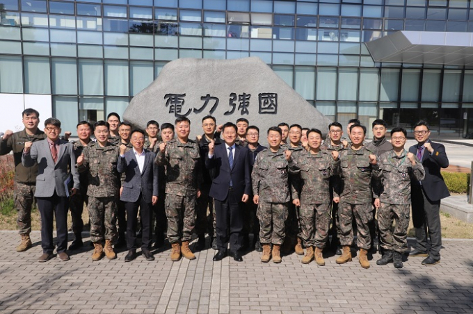 최순건 한미연합군사령부 소장(왼쪽 네번째)과 정동희 전력거래소  이사장(왼쪽 다섯번째)이 21일 전력거래소에서 포즈를 취하고 있다./전력거래소