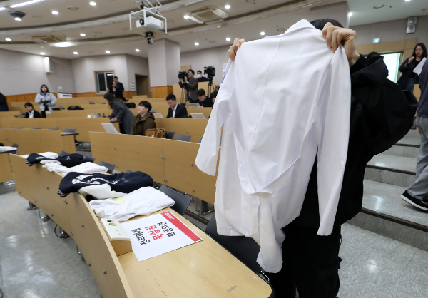 21일 8개교 의대생 361명이 학칙 요건과 절차를 지켜 휴학계를 제출해 총 9000명에 달하는 의대생들이 휴학계를 낸 것으로 집계됐다. 지난 9일 오전 경남 부산대 양산캠퍼스 의과대학에서 한 의대생이 가운을 정리하고 있다. /사진=뉴스1