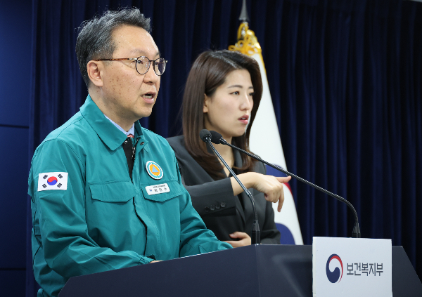 정부가 오는 25일부터 상급종합병원에서 진료협력병원으로 환자를 전원시켜 진료하면 지원금을 주기로했다. 박민수 보건복지부 2차관이 22일 정부서울청사에서 중앙재난안전대책본부 브리핑을 열고 발언하고 있다. /사진=뉴시스