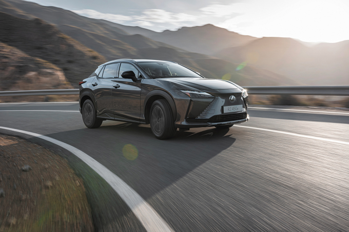 도로위를 달리는 LEXUS RZ 모습/사진제공=렉서스