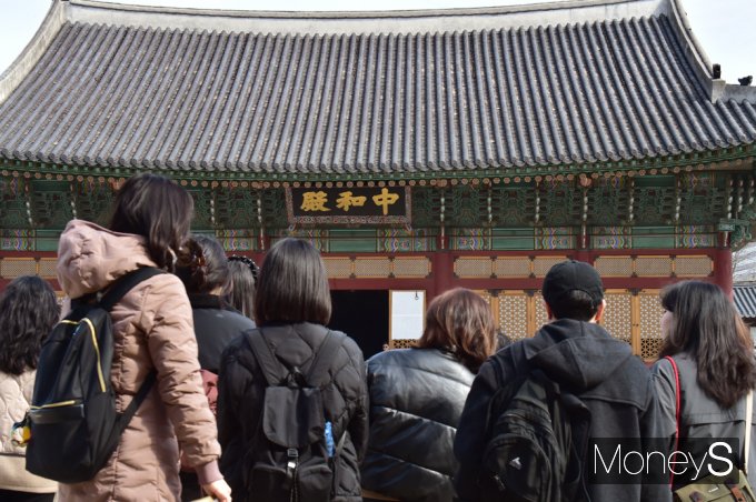 ▲ 훈훈한 봄날씨, 덕수궁 정전 '중화전' 찾은 관람객