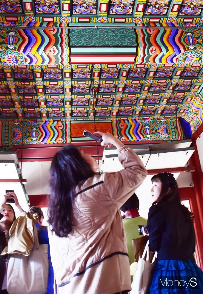 ▲덕수궁이 푸은 감성을 나타내는 화려한 단청