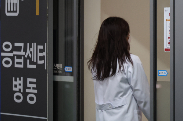 의과대학 증원에 반대하는 전공의들이 미국 의사면허를 취득하려 한다는 우려의 목소리에 정부가 보건복지부의 추천 없이는 의사면허 취득이 어려울 것이라고 일축했다. 서울 소재 한 병원에 의사가 들어가고 있다. /사진=뉴시스