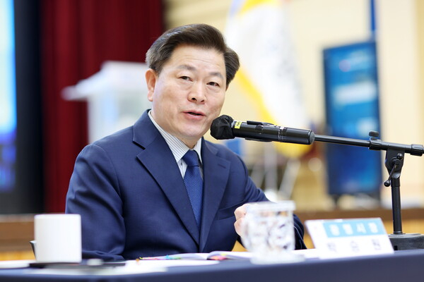 박승원 광명시장이 지난 21일 오후 시청 대회의실에서 ‘2024년 시민과의 대화 건의사항 처리 상황 보고회’를 개최하고 적극해결을 주문했다. / 사진제공=광명시