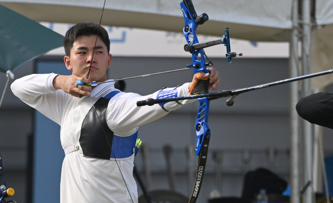 대한민국 양궁 국가대표 최종 선발전 1차 평가전이 오는 23일부터 29일까지 충북 청주 김수녕양궁장에서 열릴 예정이다. 사진은 지난해 10월 광주국제양궁장에서 열린 대회에서 활시위를 당기는 김제덕. /사진=뉴시스