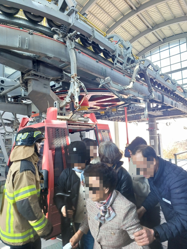 22일 전남 여수해상케이블카가 운행중 32분간 멈춰선 가운데 승객 20여명이 소방당국에 구조되고 있다./전남소방본부