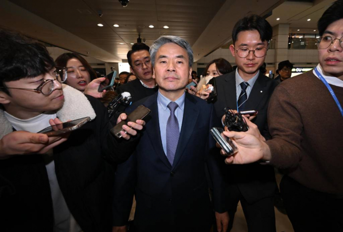 이종섭 주호주대사의 호주 복귀 시기에 관심이 집중되고 있다. 사진은 '해외 도피' 논란을 일으킨 후 지난 21일 오전 인천국제공항 제1터미널을 통해 귀국한 후 차량으로 이동하고 있는 이종섭 대사. /사진= 뉴스1