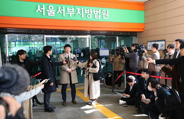 방송인 박수홍의 형수 이씨 측이 박수홍의 결혼 전 동거 사실을 확인한 바 있다고 주장했다. 사진은 지난달 14일 서울 마포구 서울서부지방법원에서 1심 선고 공판을 마치고 나온 박수홍의 법률 대리를 맡은 노종언 변호사. /사진=뉴스1 