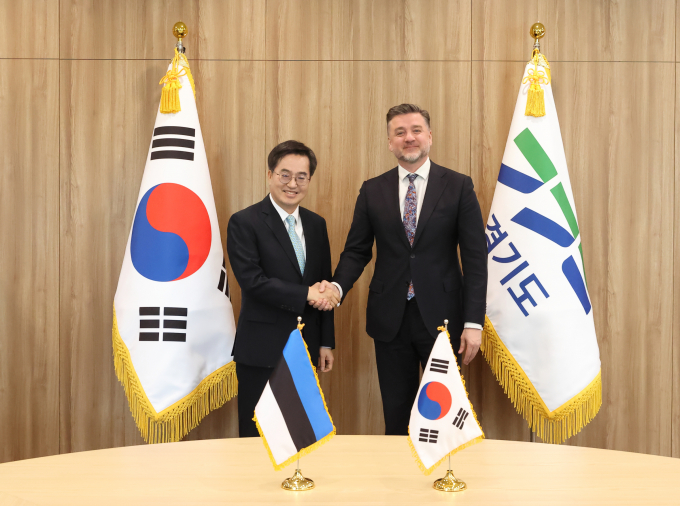 김동연 경기도지사(왼쪽)가 스텐 슈베데(Sten Schwede) 주한 에스토니아 대사를 만나 경기도와 에스토니아 간 협력 관계 구축 방안에 대한 의견을 나누며 악수를 하고 있다. / 사진제공=경기도