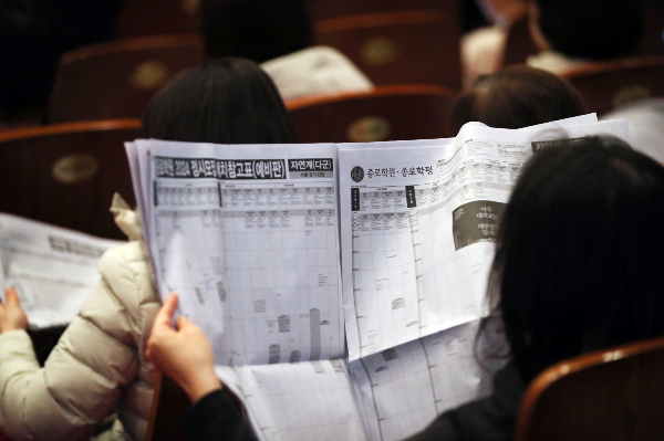의과대학 2000명 증원에 의대 입학에 도전하는 반수생·N수생이 많아지고 늘어난 의대 정원이 의대 입학 합격선을 낮출 것으로 전망됐다. 지난해 11월 서울 광진구에서 열린 종로학원 설명회에 참석한 학부모들이 정시모집 배치 참고표를 살펴보고 있다. /사진=뉴스1