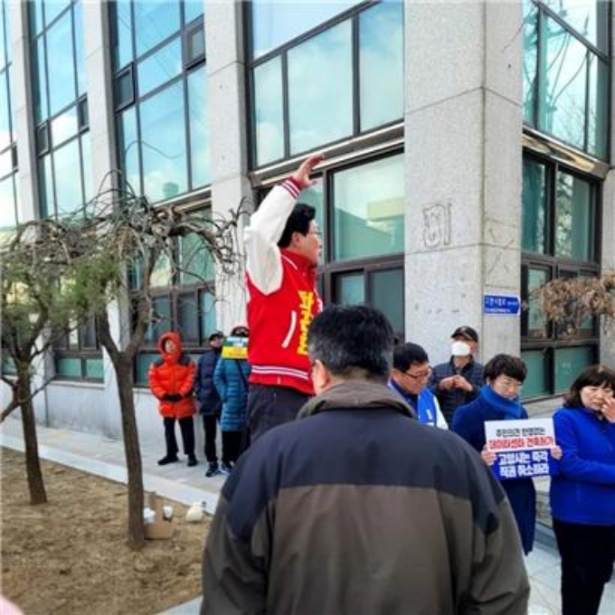 김용태 후보(붉은색 점퍼)가 탄현·덕이동 데이터센터 반대 집회에서 주민들에게 반드시 막아내겠다고 약속하고 있다. / 사진제공=김용태 후보 선대위