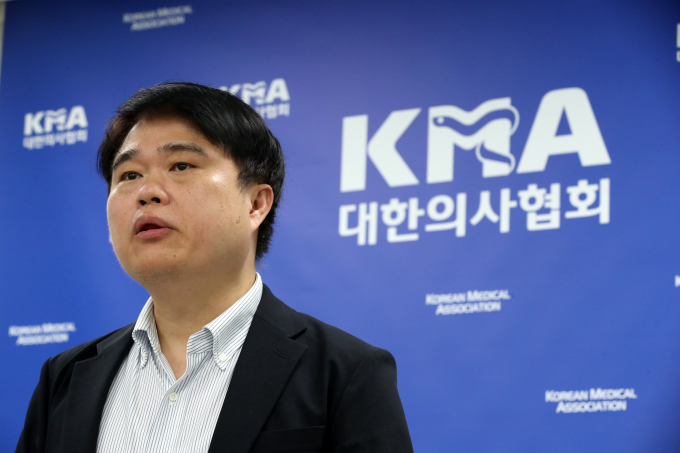 보건복지부가 의사들의 불법 리베이트 제보를 받으며 압박하자 의사단체에서도 보건복지부 공무원의 불법 뇌물 수수 제보를 받겠다며 맞불을 놨다. 지난해 10월 임한택 미래를 생각하는 의사모임 대표가 정부의 의과대학 증원에 반대하는 입장을 발표하고 있다. /사진=뉴스1