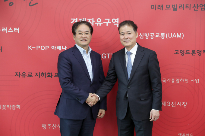 김영호 통일부 장관(오른쪽)이 22일 고양특례시청 공직자를 대상으로 '북한의 경제 사회 실태 및 우리의 대북정책 추진방향'을 주제로 강연을 펼친 후 이동환 고양시장과 악수를 하고 있다. / 사진제공=고양특례시
