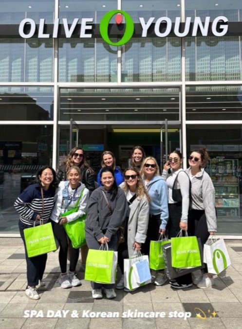 LA 다저스 선수단의 아내들이 올리브영 언주역점을 방문한 모습. /사진=인스타그램 캡처