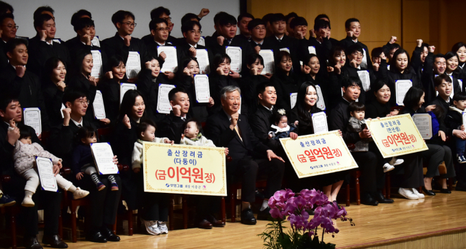 회사 임직원들에게 출산장려금을 지급하는 이중근 부영그룹 회장(가운데). /사진=임한별 기자