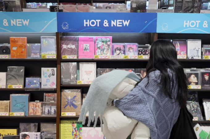 우리나라가 일본과의 지식재산권 무역에서 지난해 약 378억원을 기록하면서 관련 통계 작성 이후 가장 적은 적자 폭을 기록했다. 지난해 12월19일 서울 종로구 광화문 교보문고 핫트랙스에서 고객이 실물 음반을 살펴보고 있다. /사진=뉴시스