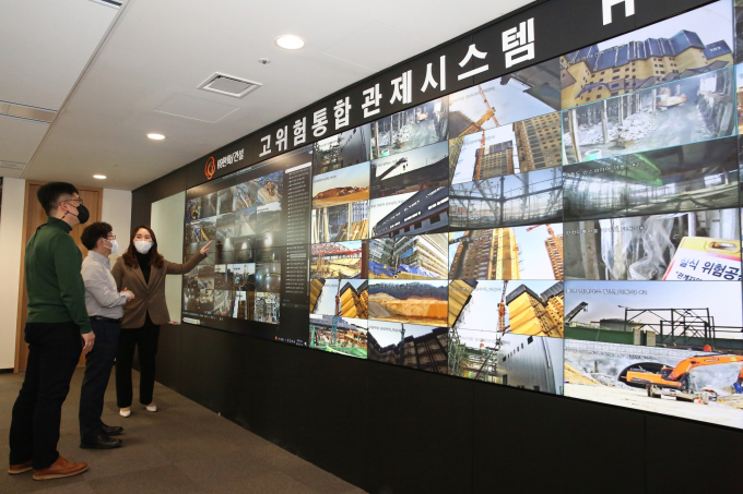 한화 건설부문이 미래 도약을 위한 지속가능 성장에 초점을 맞췄다. 사진은 고위험 통합관제시스템 모니터링룸. /사진=한화 건설부문